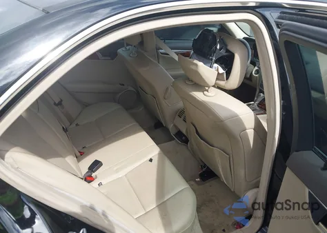 2011 Mercedes-Benz C 300 Luxury/Sport z USA, uszkodzony, nr VIN WDDGF5EB2BR168537